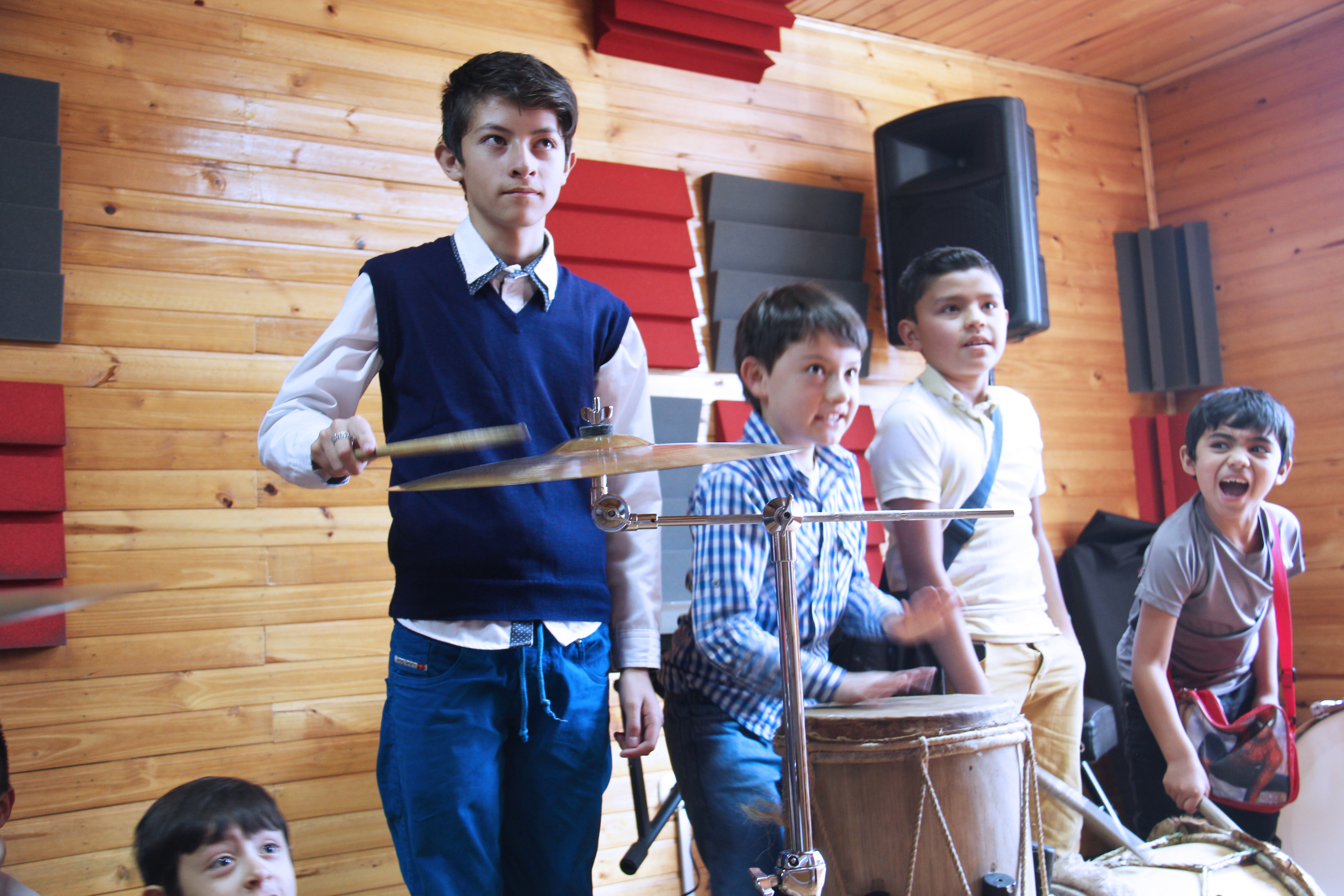 Niños tocando instrumentos musicales